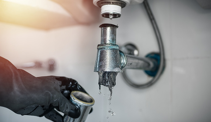 Cleaning clogged drain pipe